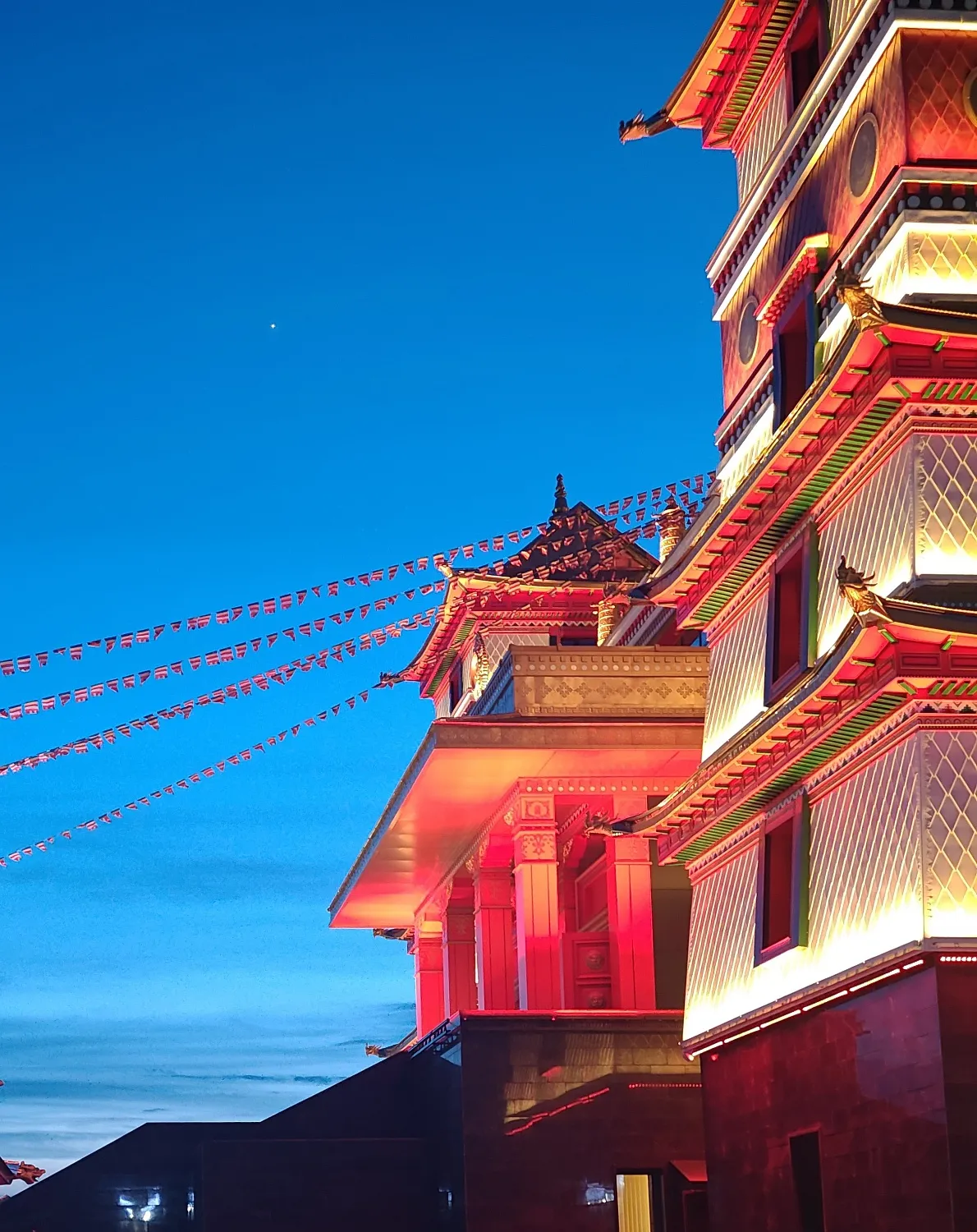 Поставка системы управления архитектурной подсветкой здания