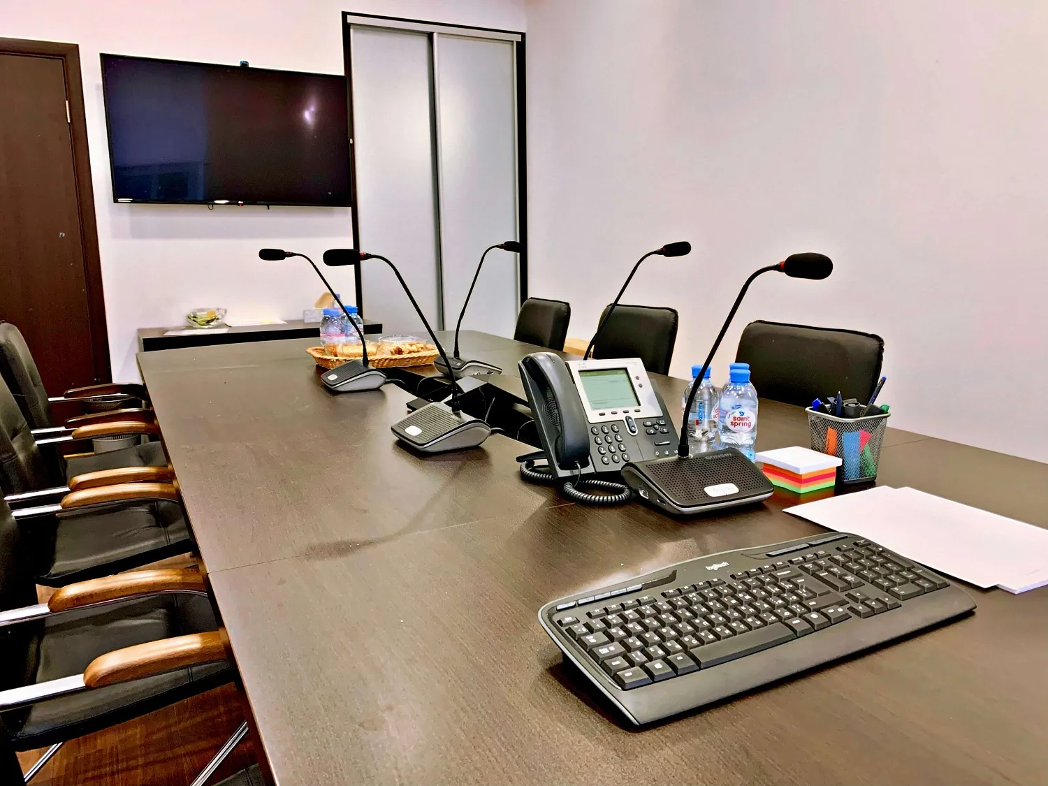 Оснащение переговорной комнаты конференц-системой